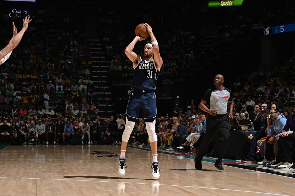 库里三节狂轰勇士轻取马刺 连胜加固西部第六 科尔轻松示意.